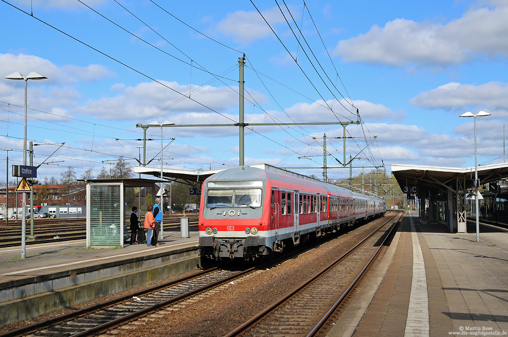 Dank der ZWS kann die 245.2 mit dem Steuerwagen der Bauart „Wittenberger Kopf“ im Wendezugbetrieb gefahren werden. Als führendes Fahrzeug des RE11017 habe ich am 3.4.2017 in Itzehoe den Bnrdzf 483.0 (Heimatbahnhof Stuttgart) fotografiert.