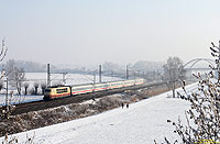 Am Nachmittag des gleichen Tages fuhr mir die 103 245 noch einmal vor die Linse. Mit dem Ersatz-IC73944 (München – Nürnberg) erreicht die 103 245 in Kürze Donauwörth.