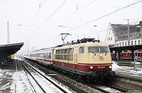 Als Ersatz für die ICE-T verkehrten zwischen München und Nürnberg lokbespannte Züge, wo unter anderem auch die Münchener 103 245 wieder einen eintägigen Umlauf erhielt. Mit dem IC73943 nach München hat die 103 245 soeben Donauwörth erreicht. 12.1.2009
