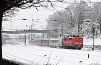 Bei der Durchfahrt in Gruiten wirbelt die 110 200 mit dem IC2863 den Schnee auf. 8.12.2010