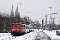 Nicht nur für die ICE-Flotte gibt es Ersatzzüge. Am 21.12.2010 musste die 47-jährige 110 284 für eine ausgefallene 101 einspringen und den IC135 nach Norddeich bringen. Fotografiert in Köln Messe/Deutz.