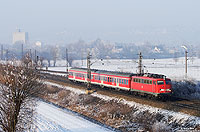 Mit nur zwei Wagen fuhr die 110 343 als RB39049 bei Donauwörth nach Augsburg. Da diese Lok keine Wendezugsteuerung besitzt, konnte auf den Steuerwagen getrost verzichtet werden. 12.1.2009