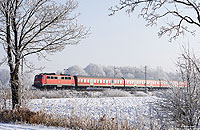 Nahe Bäumenheim fährt die 110 363 mit der RB39178 dem nächsten Halt Donauwörth entgegen. 12.1.2009