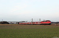 Im letzten Licht des 22.2.2012 fährt die 110 401 mit der RB38863 bei Graben Neudorf nach Karlsruhe.