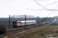 Am 3.2.2009 war der Schnee weitgehend verschwunden. Die Ersatzzüge fuhren aber immer noch. Mit der RB39032 aus Augsburg fährt die 110 404 bei Nordendorf nach Donauwörth.