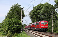 Nahe Blankenberg fährt die 111 013 mit dem RE10911 nach Siegen. Aufgrund der Bauarbeiten am neuen Haltepunkt „Hennef im Siegbogen“ fuhr der Zug zwischen Hennef und Blankenberg auf dem Gegengleis. 9.5.2011