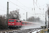 Am 2.12.2010 kündigte sich der Winter mit leichtem Schneefall an. In den Folgewochen beeinträchtigte der Schnee nicht nur den Schienenverkehr. Mit der RB11212 (Bonn Mehlem – Wuppertal) wirbelt die Deutzerfelder 111 151 in Leichlingen den Schnee auf.