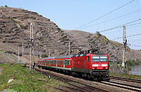 Über Jahre hin bestimmte die Baureihe 143 das Bild des Nahverkehrs aus der Moselstrecke. Nun heißt es langsam Abschied nehmen! Mit der RB12228 nach Trier fährt die 143 568 in Winningen ein. 19.4.2011