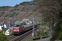 An der selben Stelle fährt die 143 637 mit einem 5-Wagenzug als RB12224 (Koblenz – Trier) gen Westen. 8.4.2011