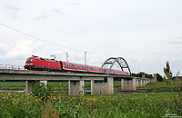Mit dem RE28132 (Cottbus – Leipzig) überquert die 182 001 die Elbbrücke in Torgau, 5.8.2010 