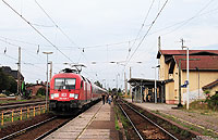 Eine weitere Aufnahme der 182 auf der RE10 entstand bei der Einfahrt in Torgau. Zuglok des RE28134 war an diesem 5.8.2010 die 182 006.