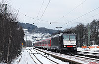 Mit dem RE4644 (Würzburg – Frankfurt) fährt die 185 554 in Heigenbrücken ein. 6.1.2010