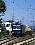 Mitte 2006 gab es bei DB-Cargo massiven Fahrzeugmangel. Aus diesem Grund wurden einige Lokomotiven bei MRCE-Dispolok angemietet. Auf dem Weg nach Aachen West passiert eine der Mietloks, die 185 556 den Bahnhof Aachen Rote Erde. 21.9.2006