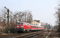 Nach einem kurzen Zwischenstopp in Kandel beschleunigt die 218 481 den RE28018 (Karlsruhe – Neustadt). 31.1.2011