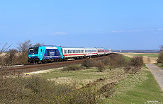 Mit dem aus InterRegio-, Nachtzug- und Schleswig-Holstein-Express-Wagen gebildeten RE11014 erreicht die 245 204 bei Morsum die Insel Sylt, 4.4.2017.