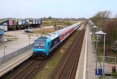 Aufgrund eines Defekts lief die Lok (245 209) am 5.4.2017 vor dem Steuerwagen des RE11019 (Westerland – Hamburg Altona). Neben zwei n-Wagen war der Zug aus vier InterRegio-Wagen von DB-Fernverkehr gebildet.