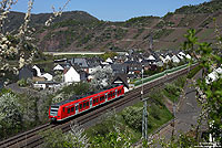 Vor der Kulisse des Ortes Neef fährt die aus dem 426 036 gebildete RB12222 nach Trier. 8.4.2011