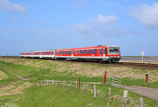 Ein Umlauf, der nur Fahrten zwischen Niebüll und Westerland enthält, wird mit 3 x 628 gefahren. Neben dem 628 509 und 628 503 kam hier der aus Ludwigshafen ausgeliehene 628 450 zum Einsatz. Am Mittag des 5.4.2017 habe ich das Gespann als RE11073 (Westerland – Niebüll) bei Friedrich-Wilhelm-Lübke-Koog fotografiert.