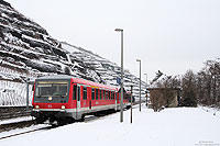 Nachdem das Gastspiel der Baureihe 218 in Juni 2010 beendet wurde, kam ab Dezember 2010 für ein paar Wochen die Baureihe 628 auf dem „Dernau-Umlauf“ zum Einsatz. An der Haltestelle Walporzheim habe ich den 628 468 fotografiert, der als RB12680 auf dem Weg von Remagen nach Dernau war. 28.12.2010
