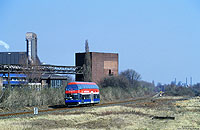 Vom Dezember 2002 bis Dezember 2010 fuhr die Prignitzer Eisenbahn (PEG) auf der RB36 (Oberhausen – Duisburg Ruhrort). Bei der Betriebsaufnahme waren die zweiteiligen Triebwagen der Baureihe 643 noch nicht verfügbar, so dass drei der ehemals bei der DB eingesetzten Doppelstockschienenbusse der Baureihe 670 (670 001, 004 und 005) von der DWA übernommen wurden. Als PEG81058 erreicht der VT670.4 in Kürze Duisburg Ruhrort. 21.3.2003