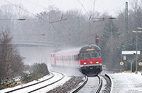 Auf der Rückfahrt nach Köln habe ich den Zug noch einmal fotografiert. Mit dem Steuerwagen voraus fährt die RB11975 (Wuppertal Hbf – Köln Hbf) in Leichlingen ein.
