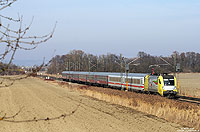Auch bei diesem Zug handelt es sich um einen ICE-Ersatzzug. Mit dem aus IC- und BTX-Wagen gebildeten IC73945 fährt die ES64 U2-061 bei Nordendorf nach München. 3.2.2009