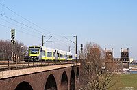 Nachdem drei Triebwagen der Nordwestbahn bei einem Unfall im August 2010 stark beschädigt bzw. zerstört wurden, kam es auch hier zu einem Fahrzeugengpass. Zwischen Duisburg und Xanten setzte die Nordwestbahn Anfang 2011 angemietete Regioshuttle ein. Als NWB75102 (Duisburg – Xanten) überquert der VT650 701 mit zwei weiteren VT650 bei Rheinhausen Ost den Rhein. 8.3.2011