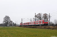 An der gleichen Stelle schiebt die 143 869 die S1 nach Hersbruck. 24.11.2011