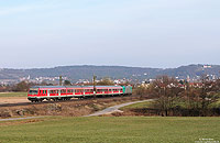 Ein paar Meter weiter südlich schiebt die 185 634 die S3 nach Nürnberg Hbf. Im Hintergrund ist der Ort Pölling zu sehen. 24.3.2011