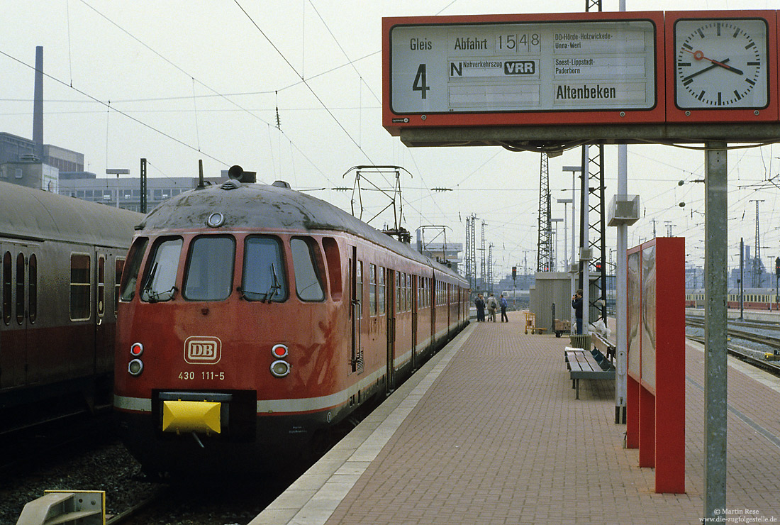 430 111 abfahrbereit in Dortmund Hbf mit Zugzielanzeige nach Altenbeken
