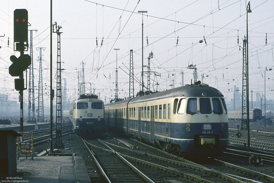 Bei der Ausfahrt aus Dortmund Hbf begegnet der 430 112 am 23.2.1984 der einfahrenden 110 313.
