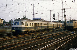 Am Abend des 7.8.1983 wird der 430 103 in Paderborn Hbf bereit gestellt