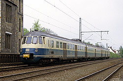 430 108 auf der KBS430 nahe dem Haltepunkt Paderborn Kasseler Tor 10.3.1983 