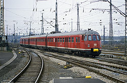 Aus Witten kommend fährt der 430 411 in Dortmund Hbf ein. 31.3.1984