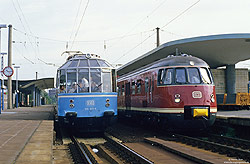 Museums-430 114 neben dem blauen gläsernen Zug 491 001 in Bochum Hbf