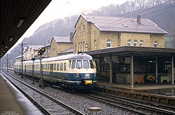 430 103 als E7866 in Gleis 21 in Altenbeken am 11.4.1983 bei Regenwetter