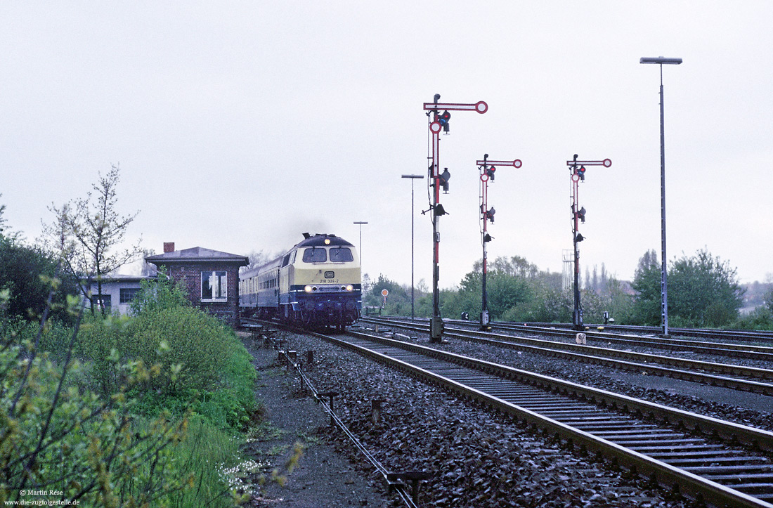 218 324 mit Stellwerk und Formsignale im Bahnhof Neustadt Holstein