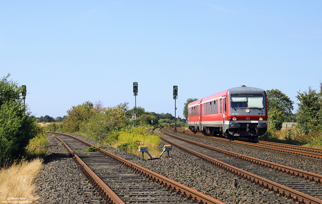 628 212 durchfährt als Regionalbahn den Bahnhof Burg West auf der Insel Fehmarn