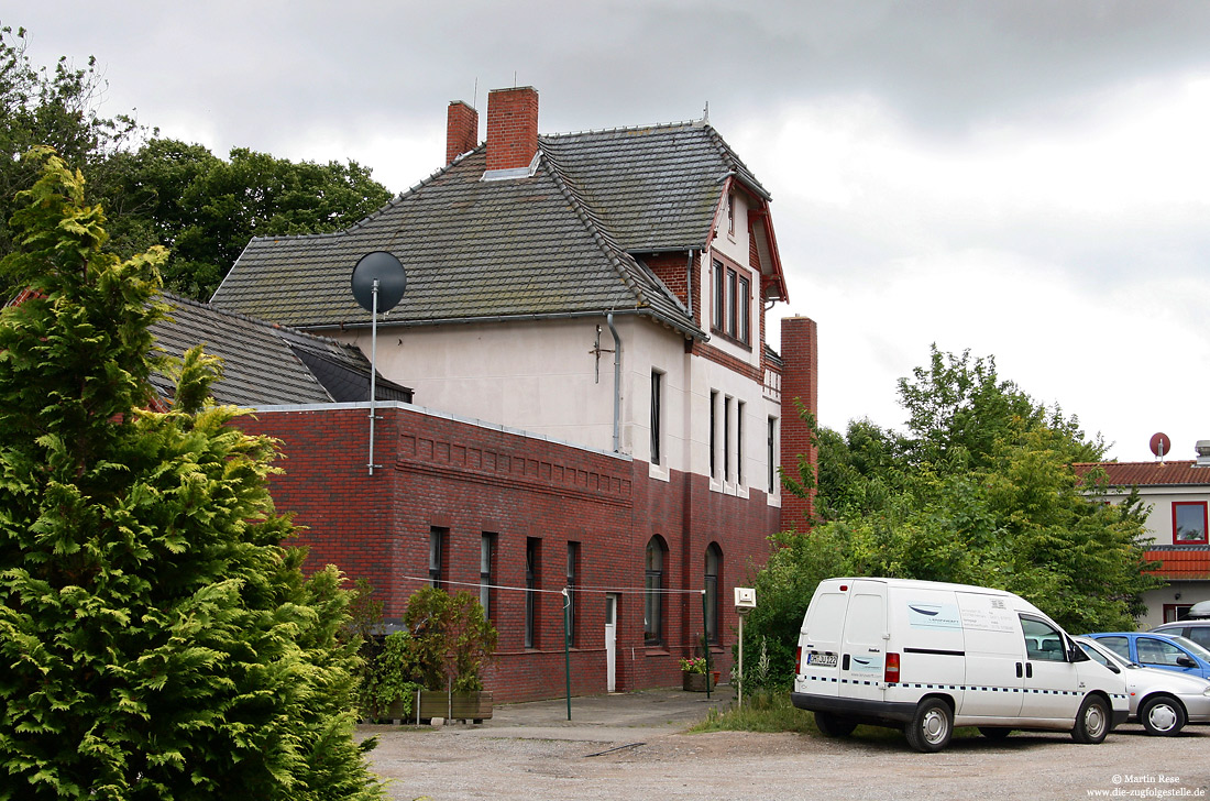 Im ehemaligen Empfangsgebäude von Burg befandet sich 2009 eine Gaststätte. 