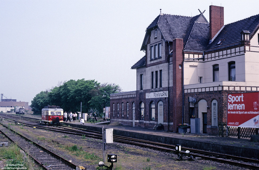 VT509 im Bahnhof Burg Fehmarn mit Empfangsgebäude