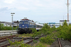 Elektrolokomotive 110 428 des Unternehmens TRI TrainRental im Bahnhof Puttgarden auf der Insel Fehmarn