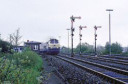 218 324 mit Stellwerk und Formsignale im Bahnhof Neustadt Holstein