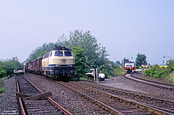 218 326 mit Güterzug im Bahnhof Burg West