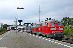 218 473 und 110 428 des Unternehmens TRI TrainRental im Bahnhof Puttgarden auf der Insel Fehmarn
