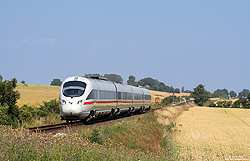 Auf dem Weg nach Hamburg fährt der 605 020 als ICE238 bei Sütel durch die Felder.
