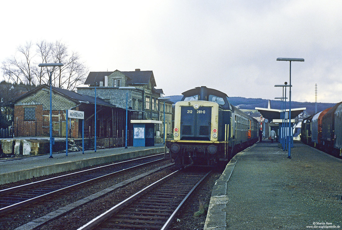 ozeandblau-beige 212 281 im Bahnhof Meinerzhagen mit Bahnhofsgebäude