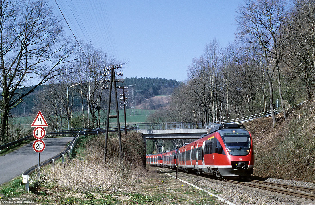 644 028 auf der Oberbergischen Bahn bei Brunohl mit Telegrafenleitungen