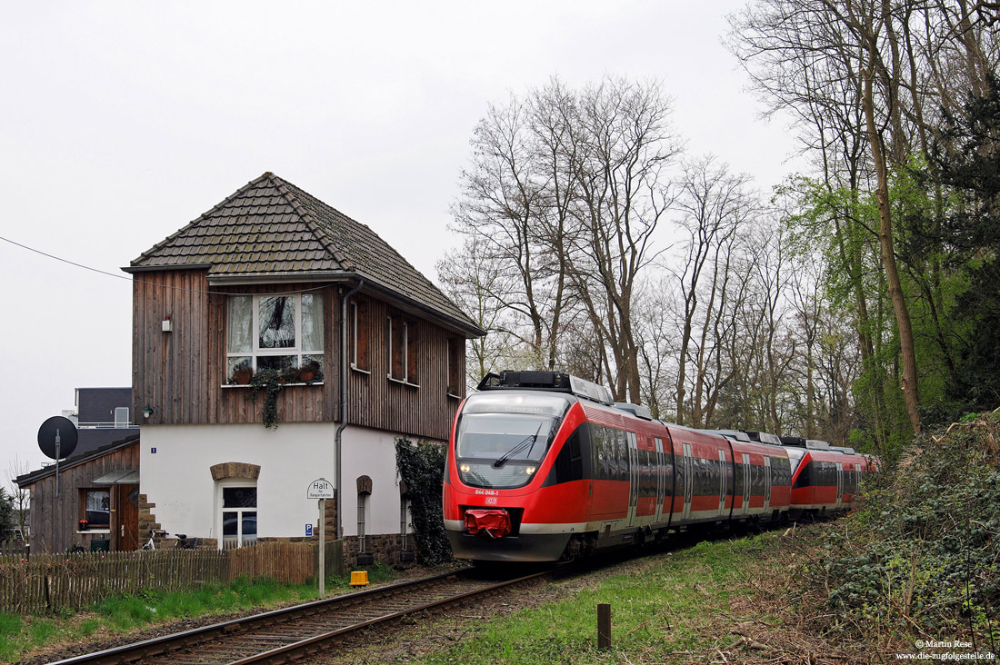 644 540 im Bahnhof Rösrath mit ehemaligen Stellwerk