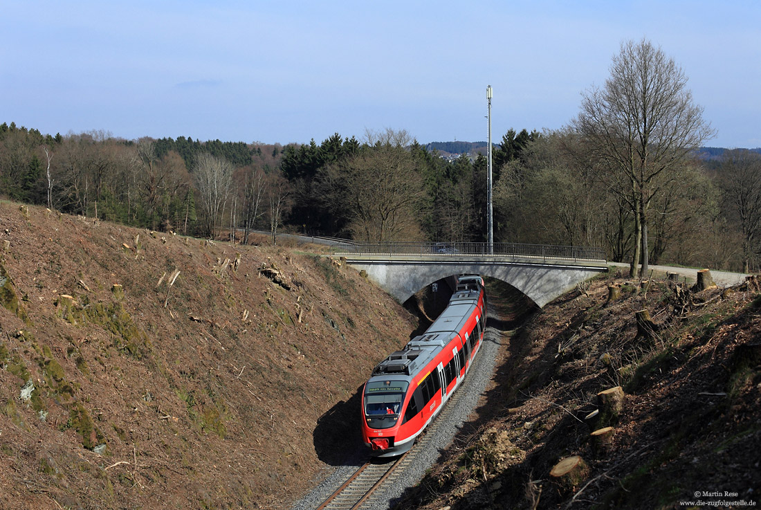644 022 auf der reaktivierten Oberbergischen Bahn bei Güntenbecke mit Feldwegbrücke