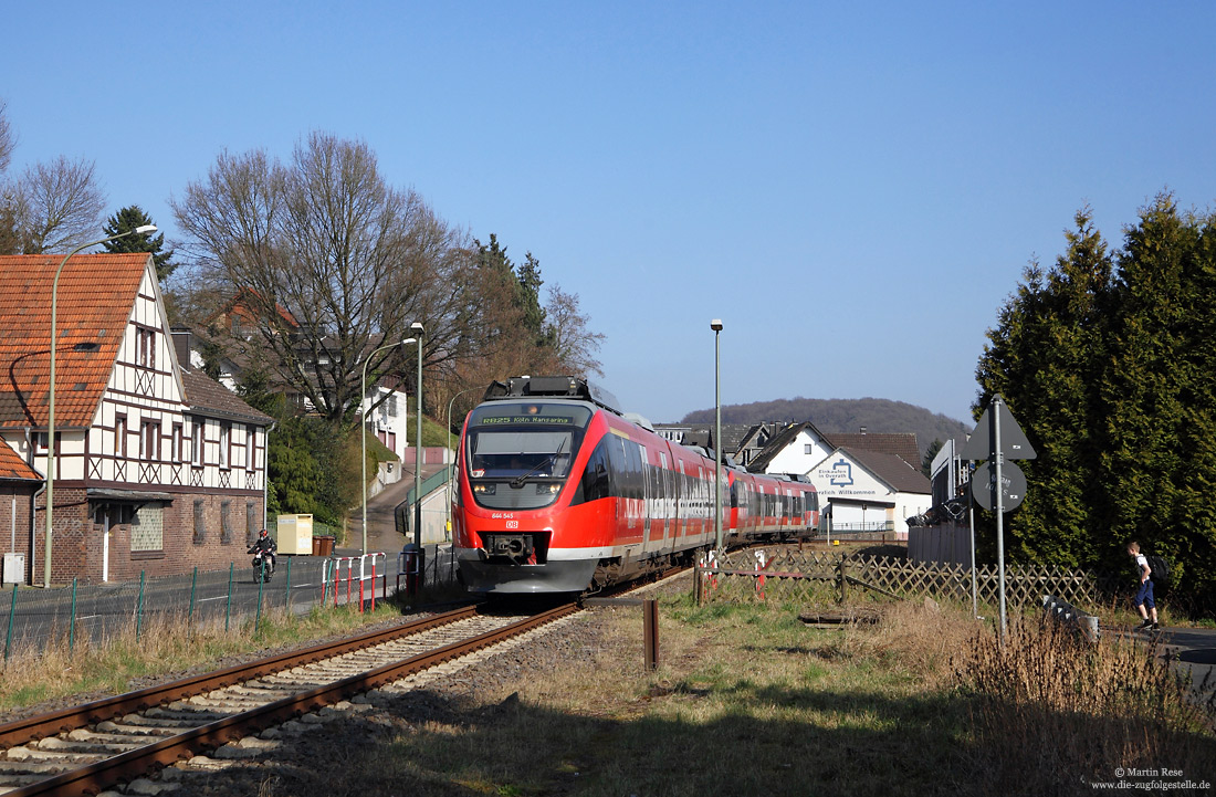 644 545 auf der Oberbergischen Bahn am nicht technisch gesicherten Bahnübergang in Overath